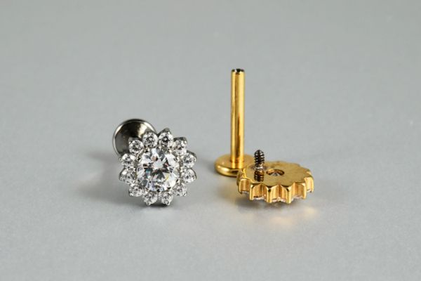 Khuyên tai Titan hình bông hoa đính đá - 2 màu - 1.2*8mm