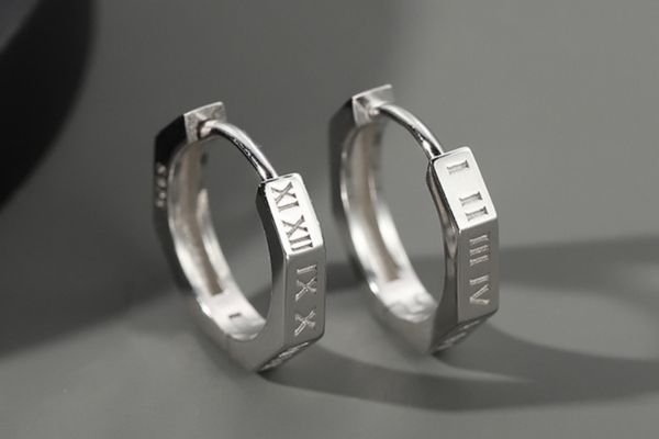 Khuyên tai tròn họa tiết Roman