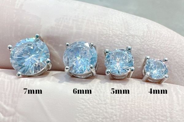 KHUYÊN TAI VƯƠNG MIỆN ĐÍNH ĐÁ