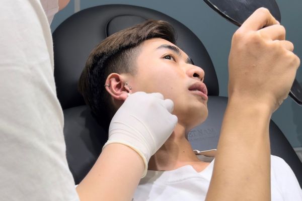 Mang khuyên ngoài đến TinyBox xỏ khuyên được không?