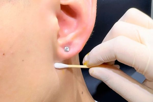 Mồ hôi ảnh hưởng lỗ xỏ khuyên không?