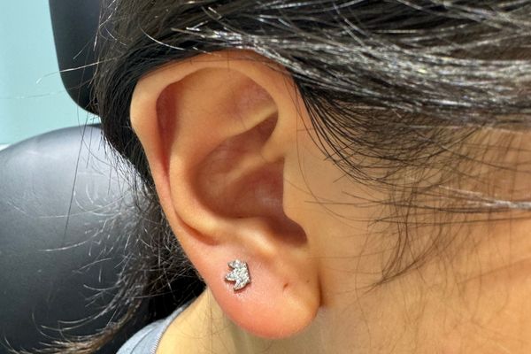 Mới bấm lỗ tai đeo bạc được không?