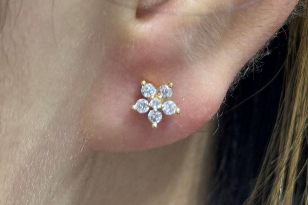 Mới bấm lỗ tai đeo bạc được không?