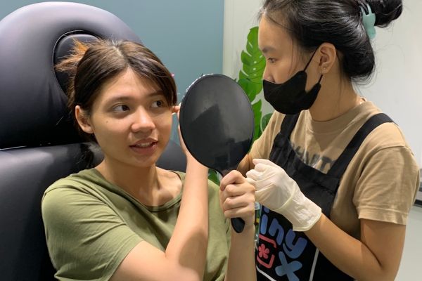 Mới bấm lỗ tai đeo vàng được không?