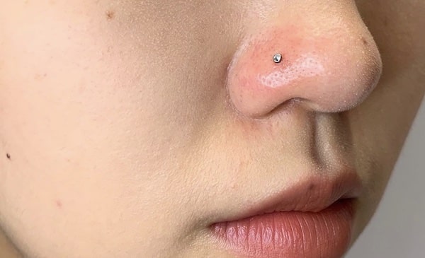 Mũi tẹt có nên xỏ khuyên không?