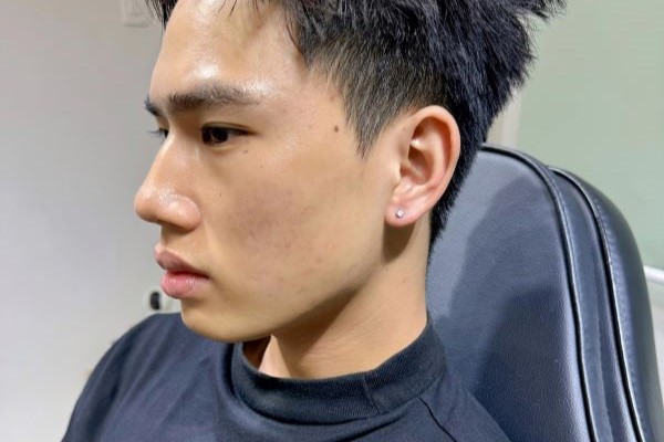 Hình xỏ khuyên tai nam