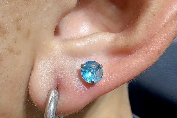 Hình xỏ khuyên tai nam