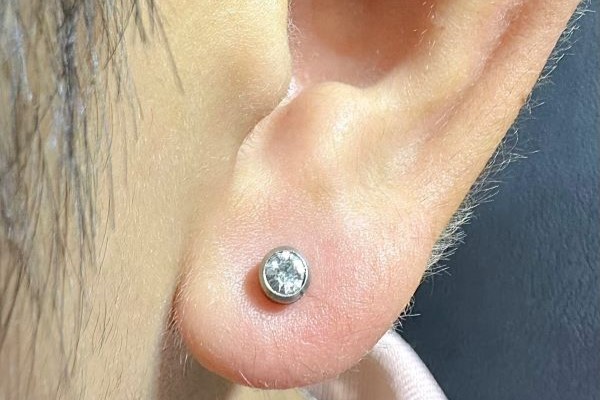 Hình xỏ khuyên tai nam