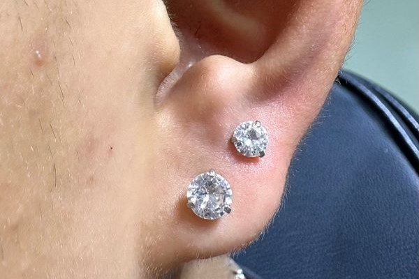 Hình xỏ khuyên tai nam