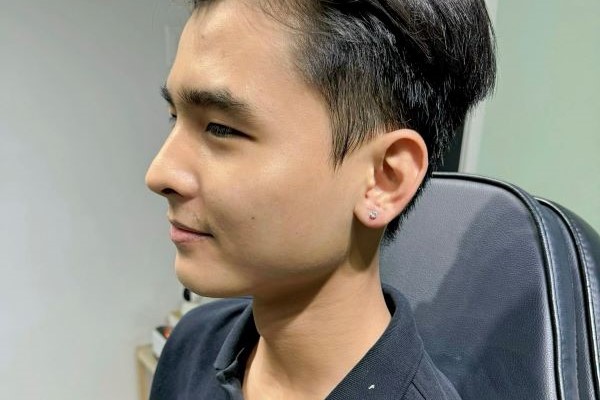 Hình xỏ khuyên tai nam