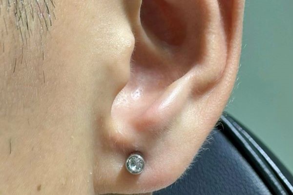 Hình xỏ khuyên tai nam