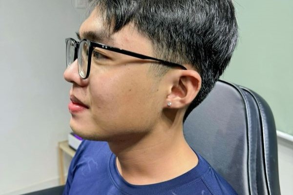 Hình xỏ khuyên tai nam