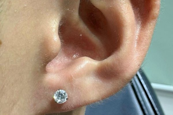 Hình xỏ khuyên tai nam