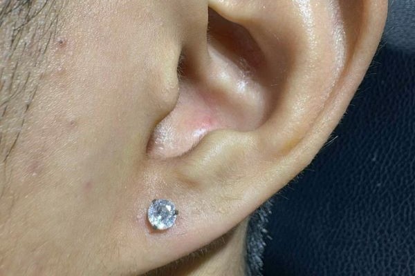 Hình xỏ khuyên tai nam