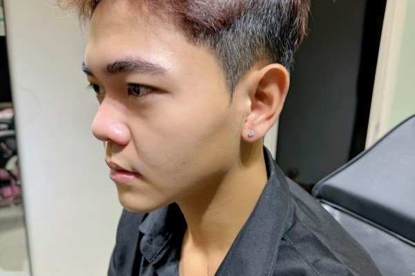 Hình xỏ khuyên tai nam