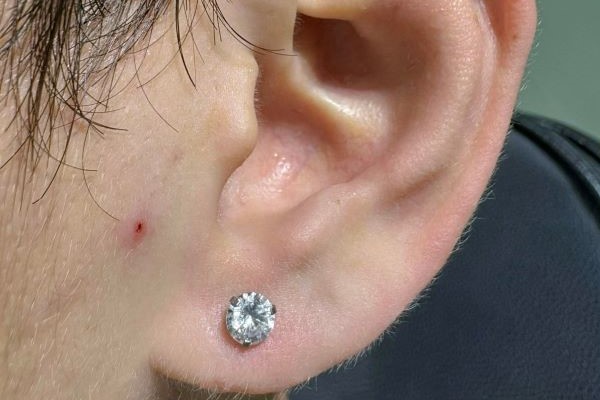 Hình xỏ khuyên tai nam