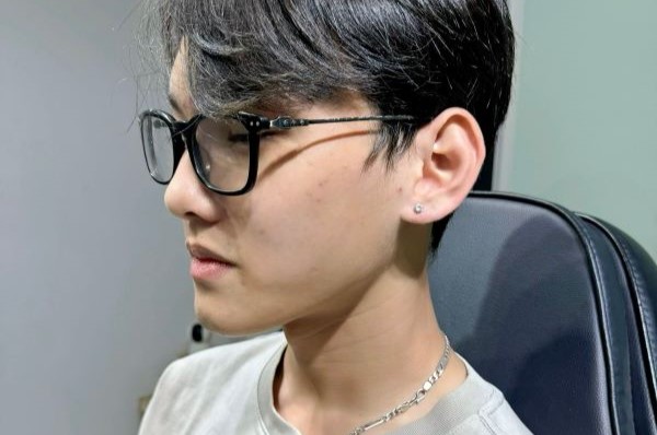 Hình xỏ khuyên tai nam