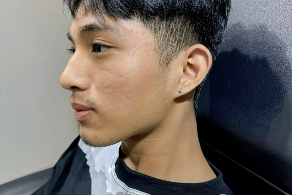 Hình xỏ khuyên tai nam