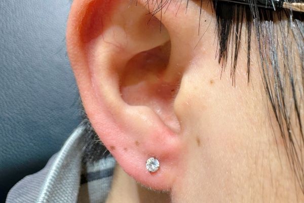 Hình xỏ khuyên tai nam