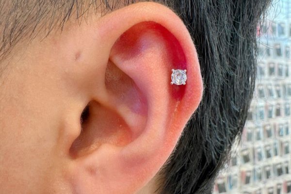 Hình xỏ khuyên tai nam