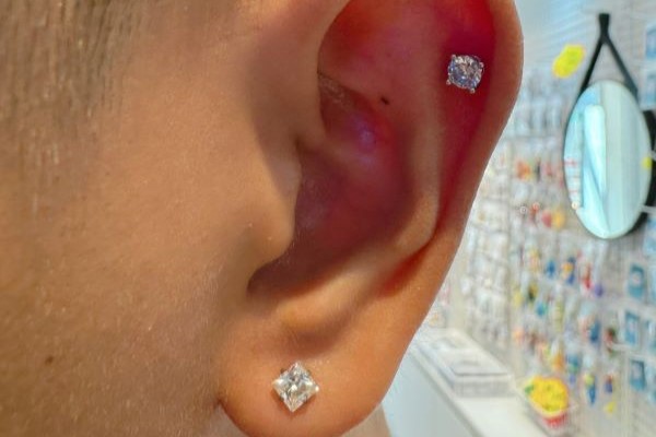 Hình xỏ khuyên tai nam