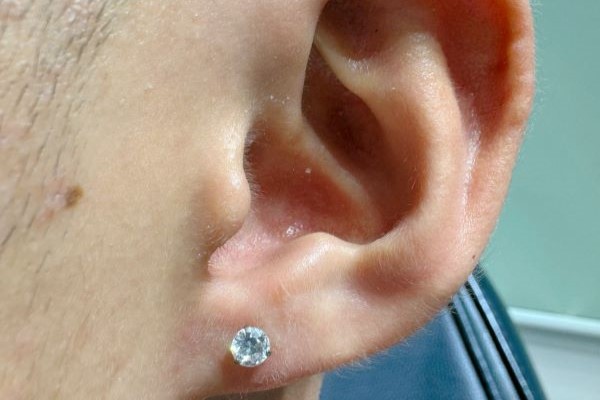 Hình xỏ khuyên tai nam