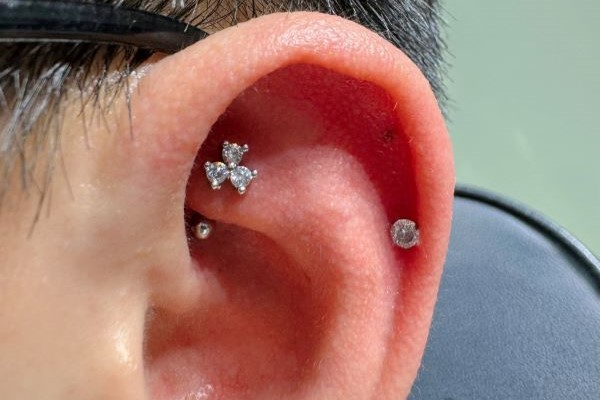 Hình xỏ khuyên tai nam