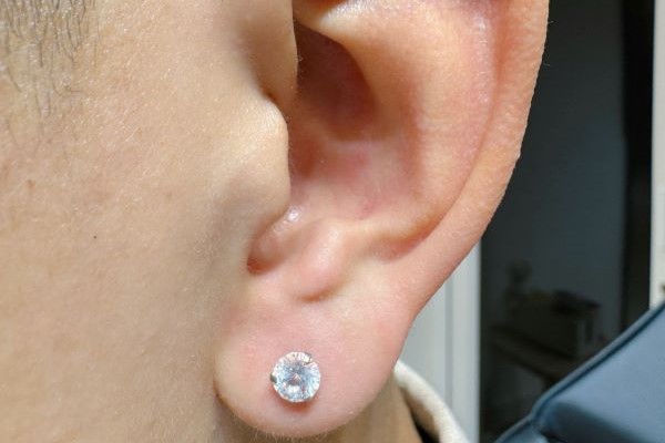 Hình xỏ khuyên tai nam