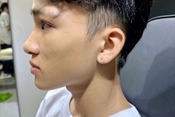 Hình xỏ khuyên tai nam