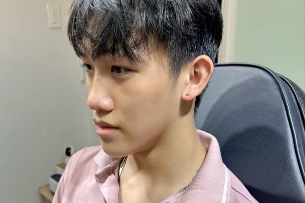 Hình xỏ khuyên tai nam