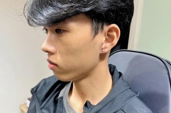 Hình xỏ khuyên tai nam