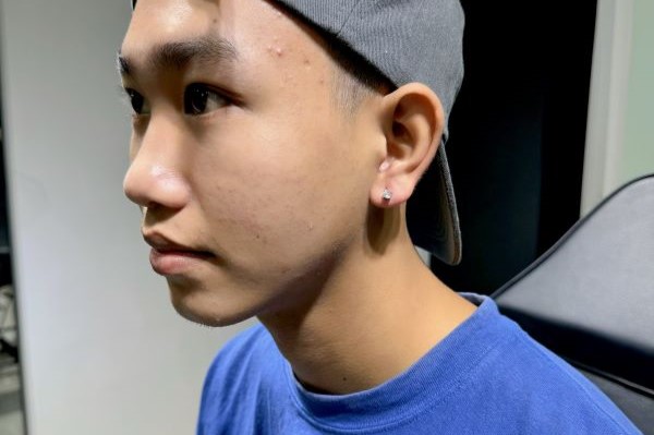 Hình xỏ khuyên tai nam