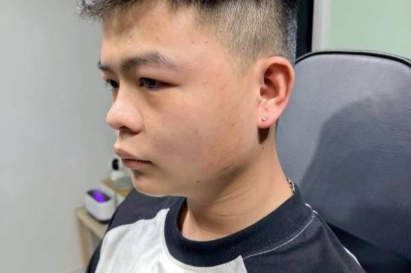 Hình xỏ khuyên tai nam