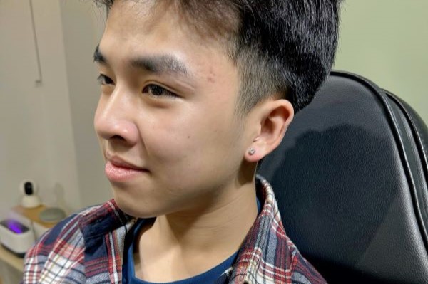 Hình xỏ khuyên tai nam