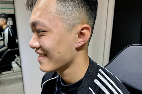 Hình xỏ khuyên tai nam