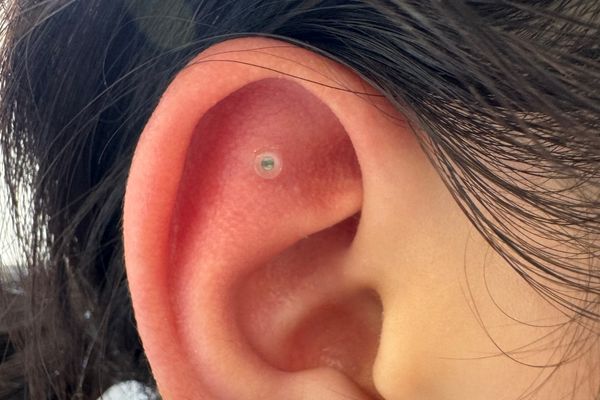 Nhựa và thủy tinh chất liệu nào dùng để xỏ khuyên tốt hơn?