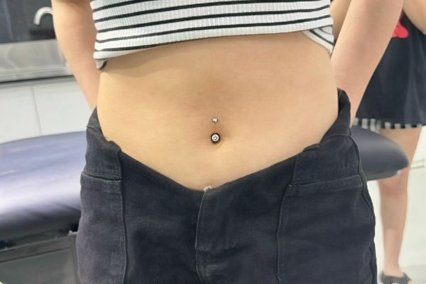 Sau khi xỏ khuyên rốn có đi được xe máy không?