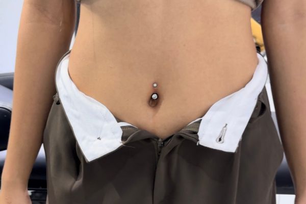 Sau khi xỏ khuyên rốn có đi được xe máy không?