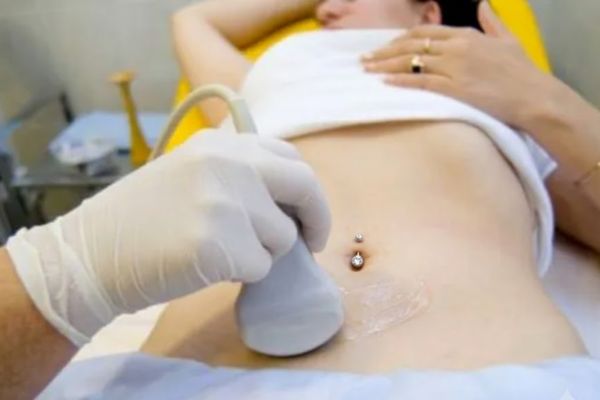 Siêu âm bụng có cần tháo khuyên rốn không