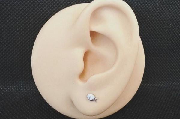 Khuyên tai SMALL WHITE FISH EARRING