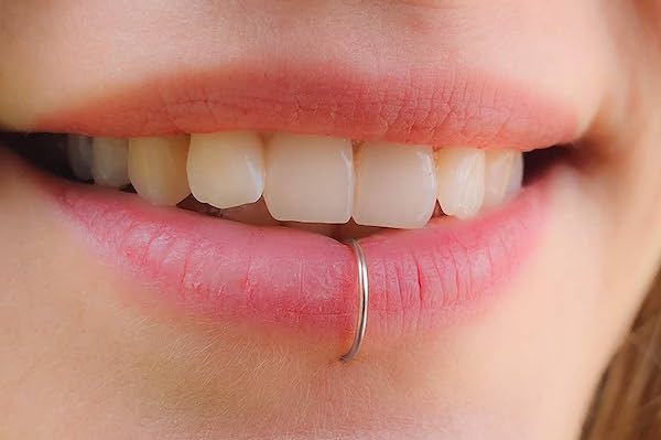 Tác hại xỏ khuyên môi và lưỡi khi không hạ size