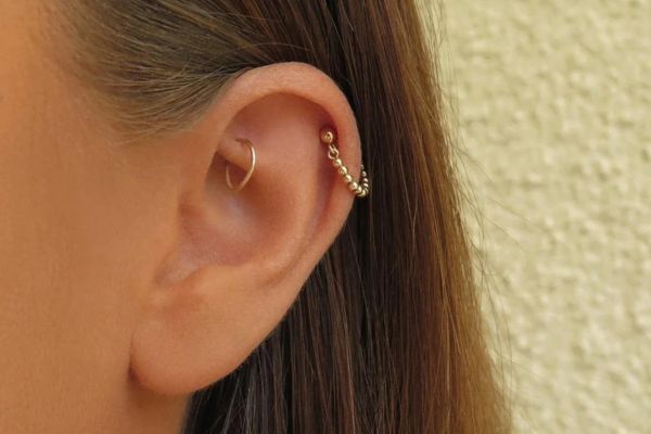 Tại sao không nên thay khuyên vòng sớm cho lỗ xỏ sụn?