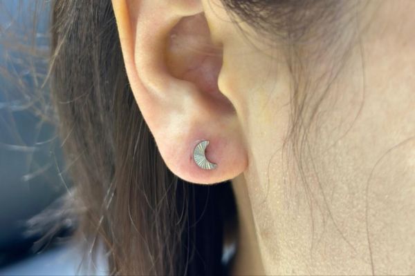 Sử dụng vật liệu khuyên chuẩn y khoa và vệ sinh đúng cách giúp lỗ xỏ nhanh êm, giảm sưng tấy.