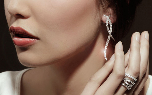 Tại sao lỗ xỏ của bạn có mùi hôi?