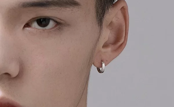 Tại sao lỗ xỏ của bạn có mùi hôi?