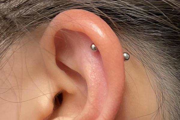 Tại sao lỗ xỏ khuyên bị lệch