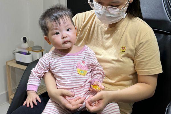 Tại sao nên chọn xỏ khuyên tai cho bé thay vì bấm bằng súng?
