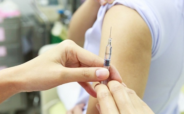 Tiêm HPV ở VNVC có xỏ khuyên được không