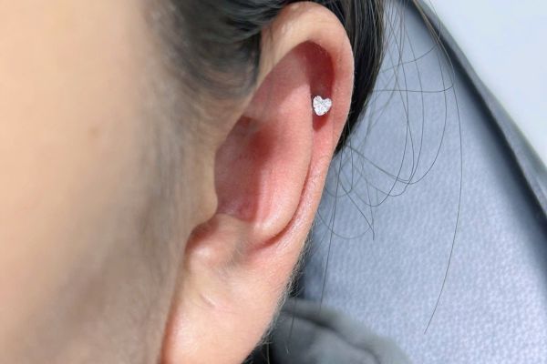 Tip chăm sóc lỗ xỏ Helix cho các bạn tóc dài