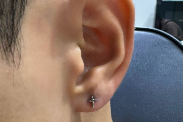 Tổng hợp hình ảnh xỏ Lobe cho các bạn nam tại TinyBox 6/2024